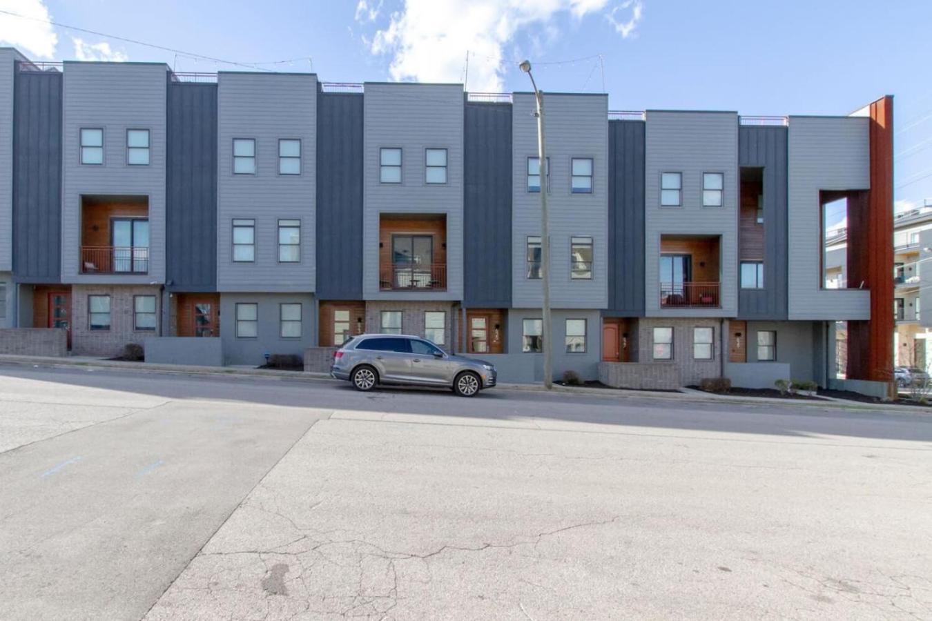 Holiday home Modern Townhome With Gorgeous Patio Space *