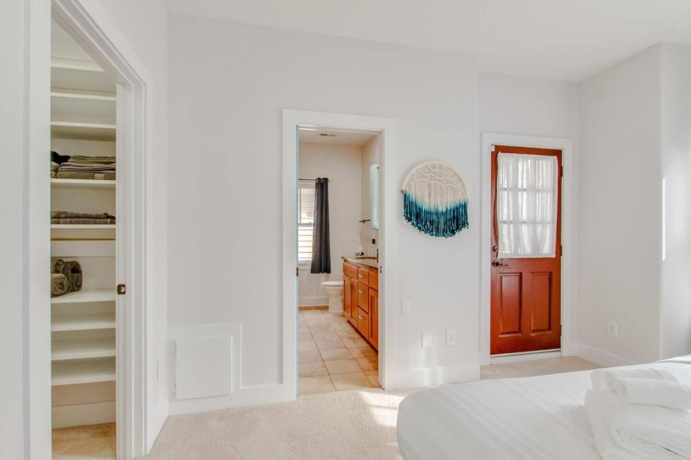 Vibrant Trendy Two Bedroom Near Marathon Village