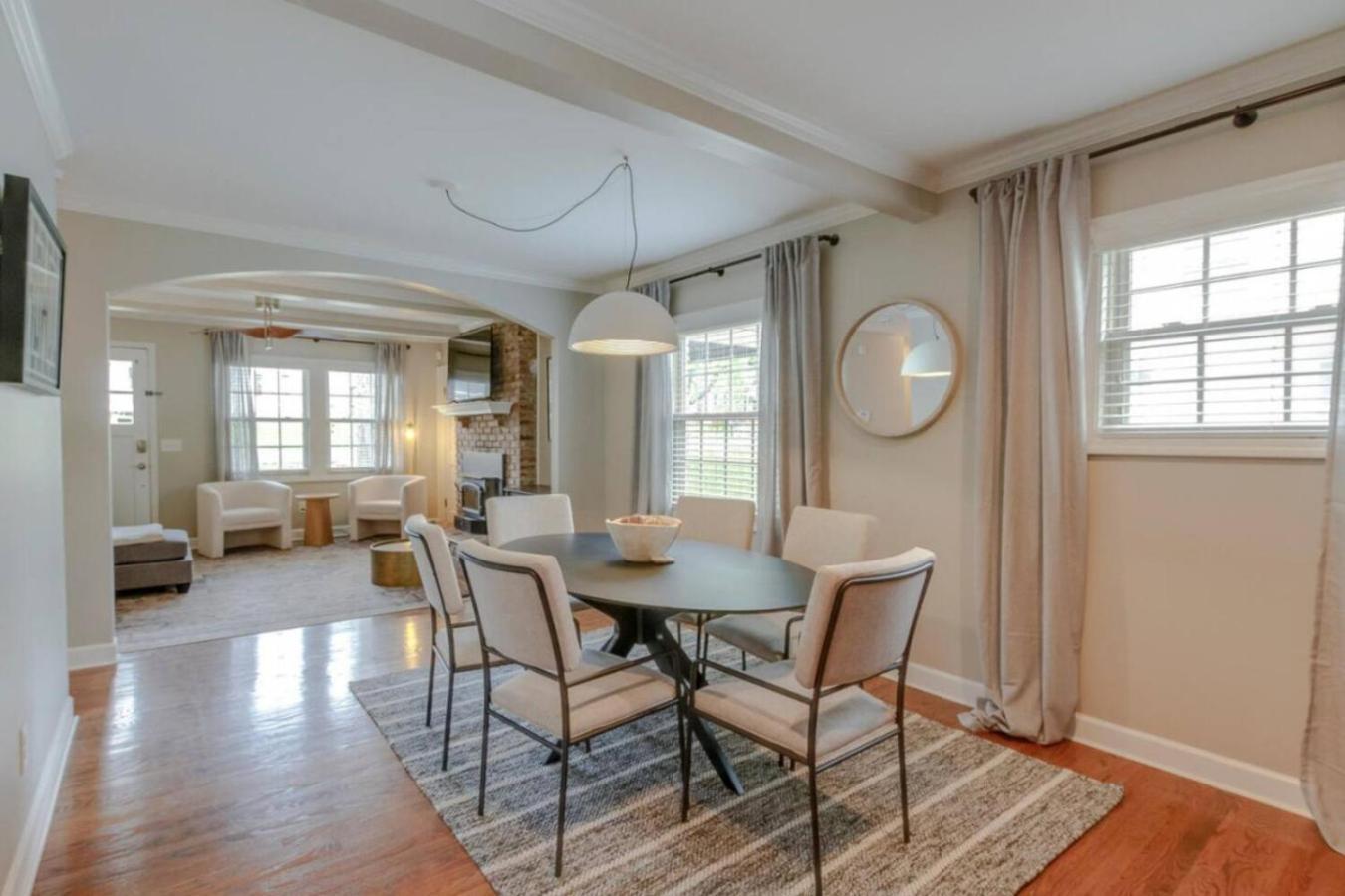 East Retreat Large Pool Outdoor Oasis Holiday home