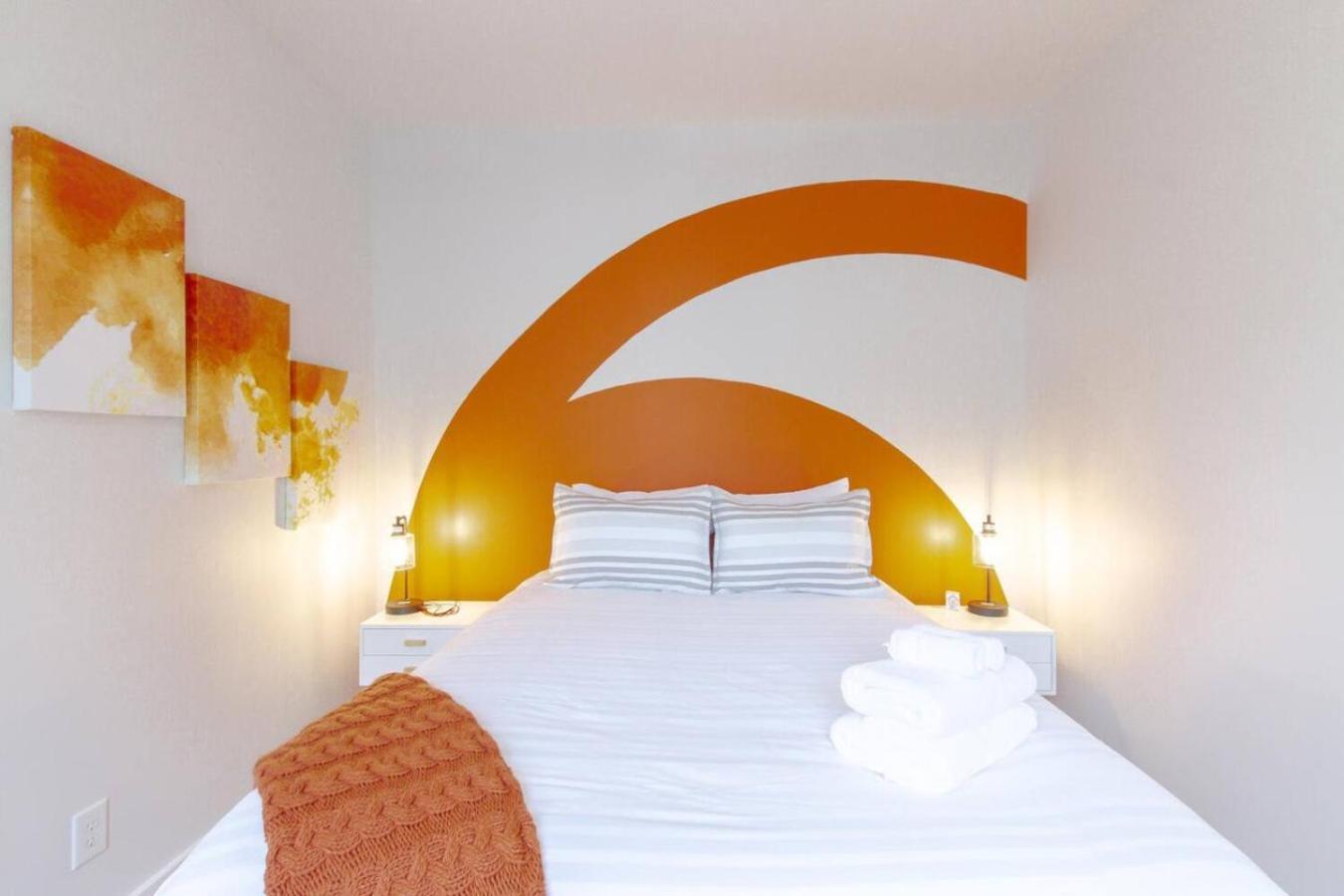 Holiday home Vibrant Trendy Two Bedroom Near Marathon Village
