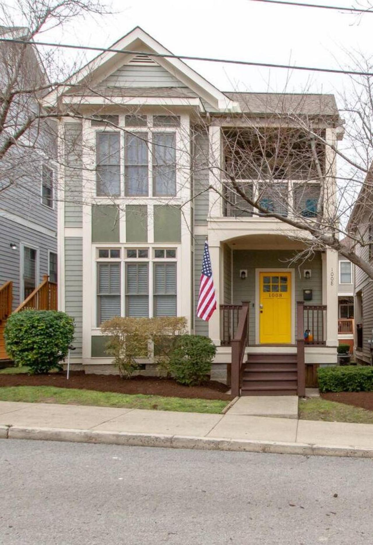 Vibrant Trendy Two Bedroom Near Marathon Village *