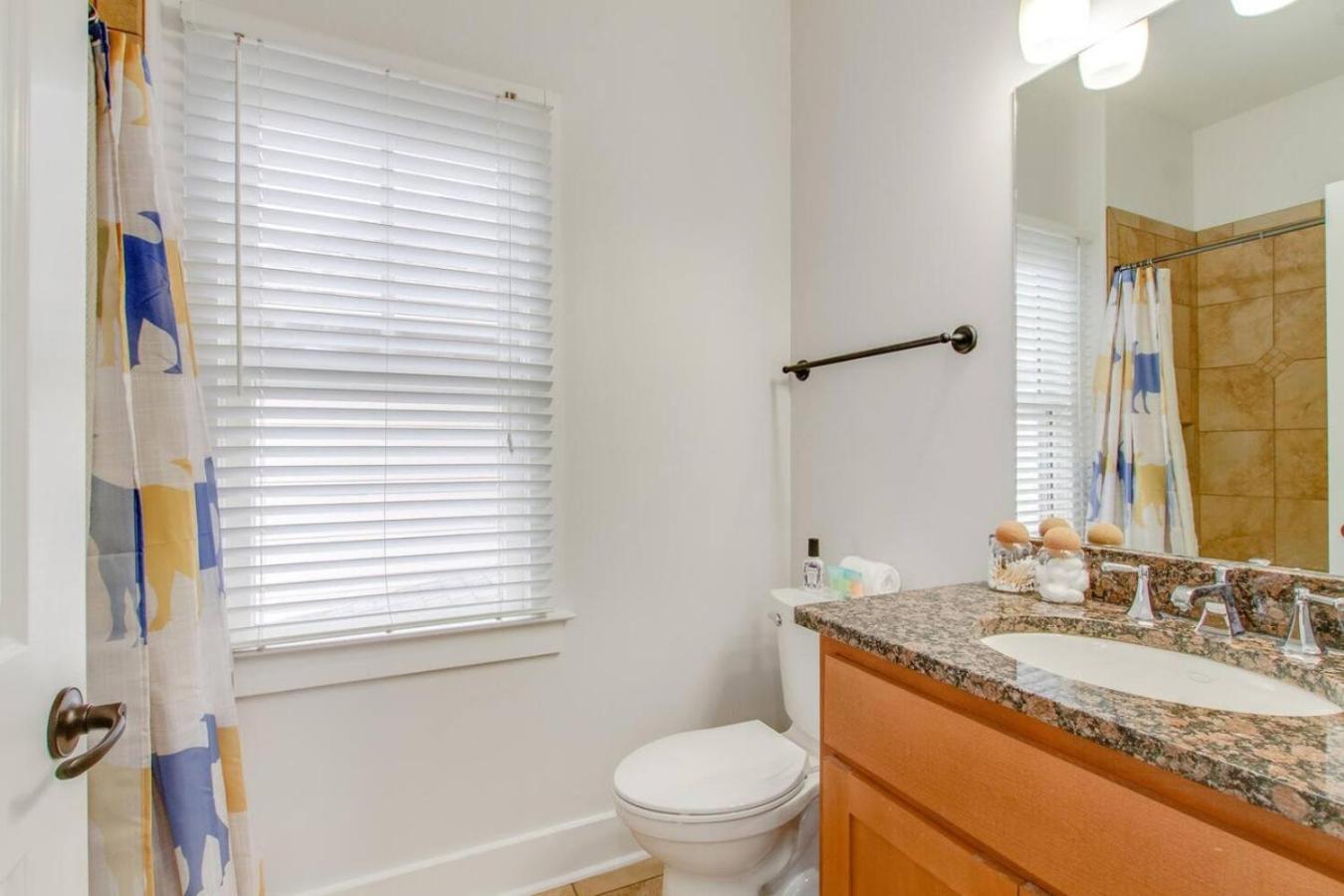 Vibrant Trendy Two Bedroom Near Marathon Village Holiday home