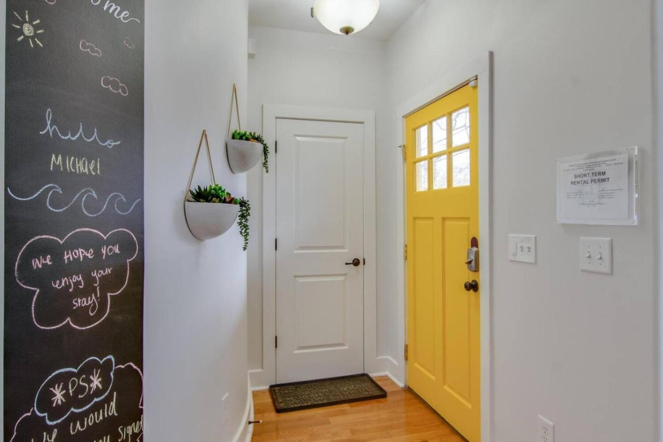 Vibrant Trendy Two Bedroom Near Marathon Village Holiday home *
