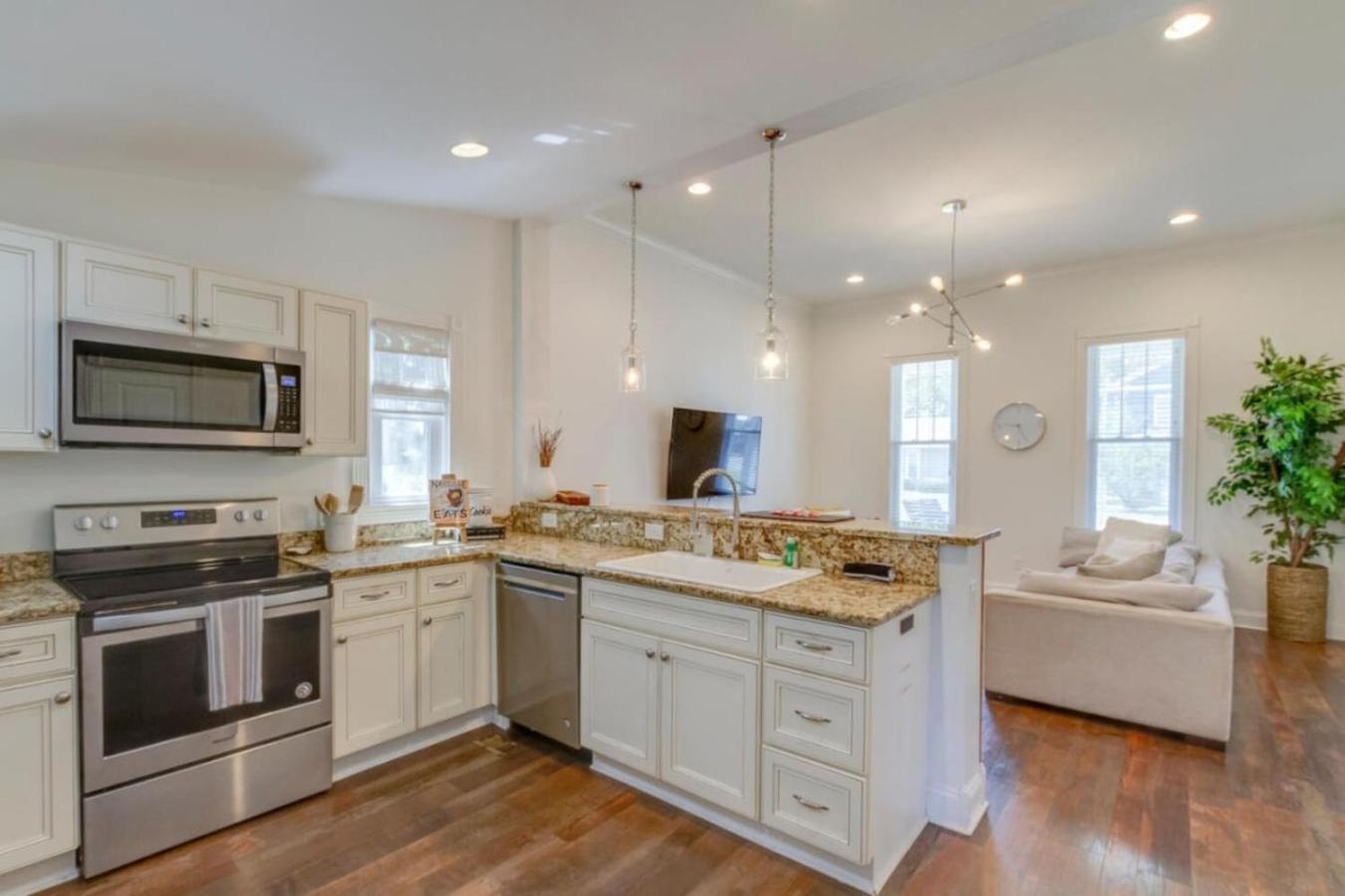 East Nash Enclave Movie Private Yard Holiday home *