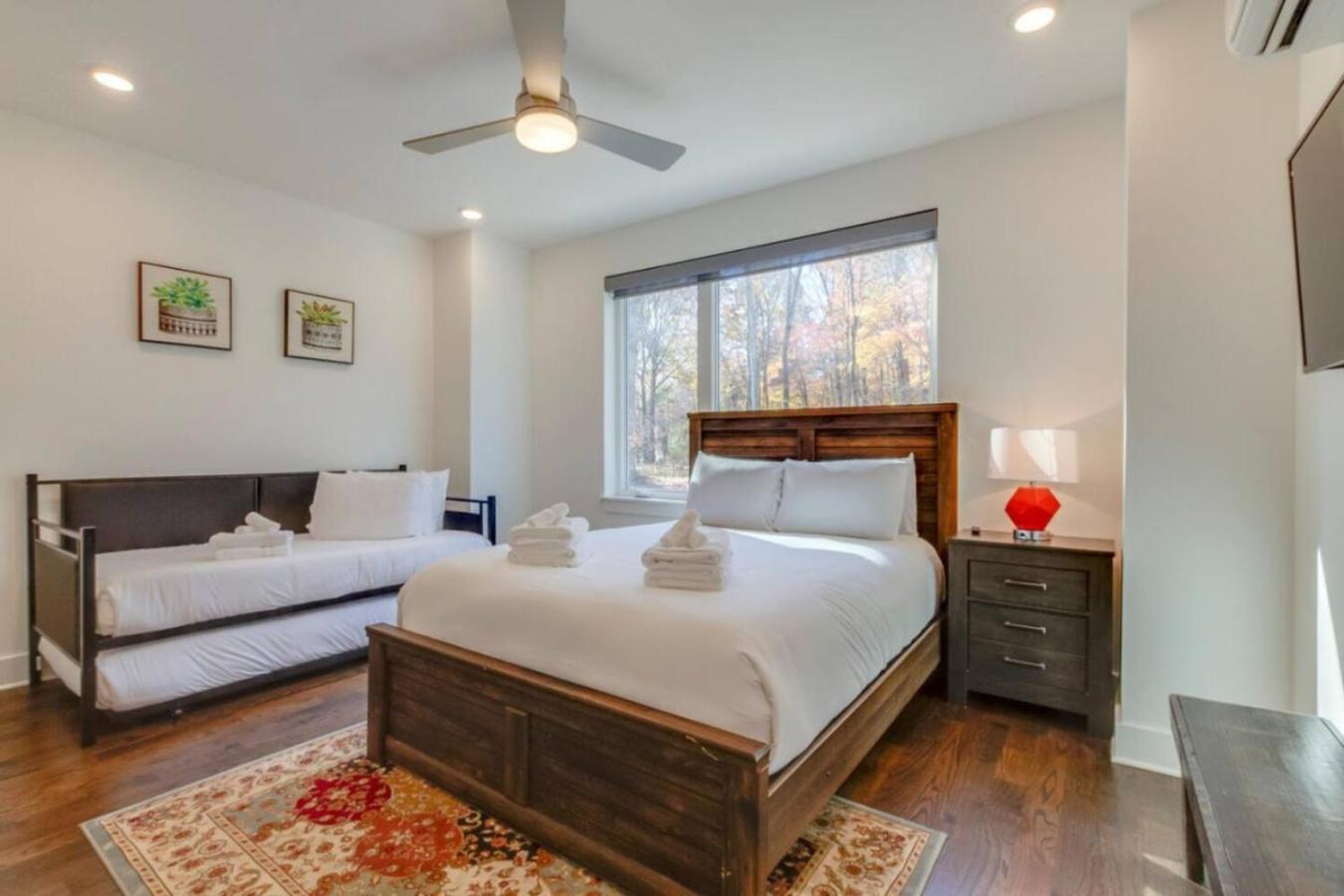 Sleek Large Retreat 9 Beds Modern Kitchen * Nashville