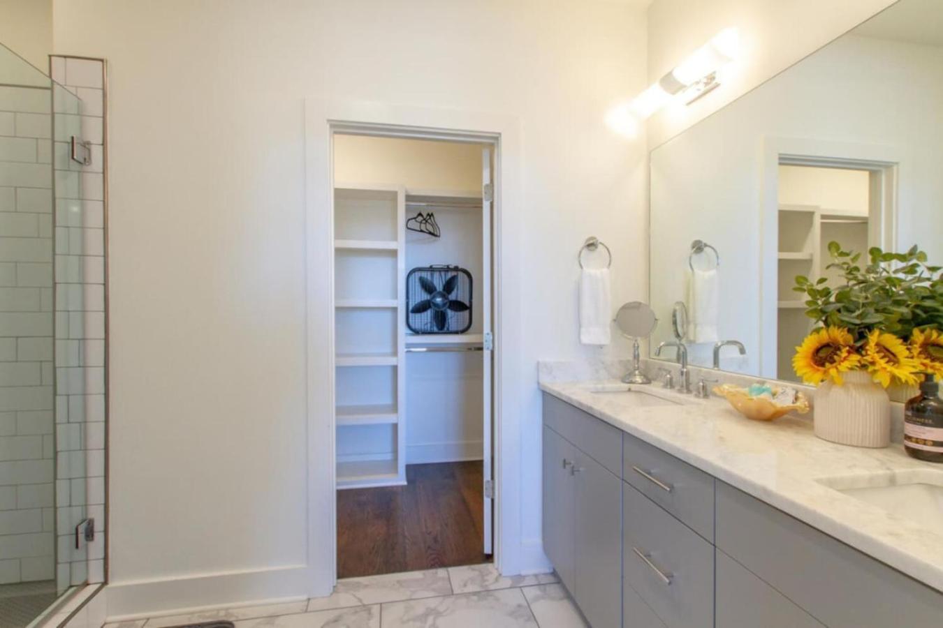 Sleek Large Retreat 9 Beds Modern Kitchen