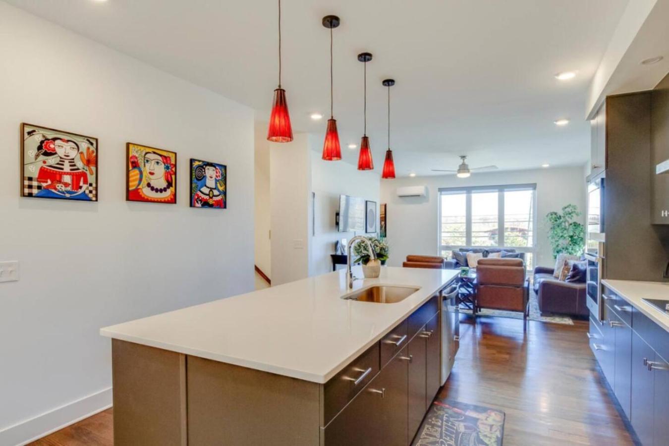 Sleek Large Retreat 9 Beds Modern Kitchen * Nashville