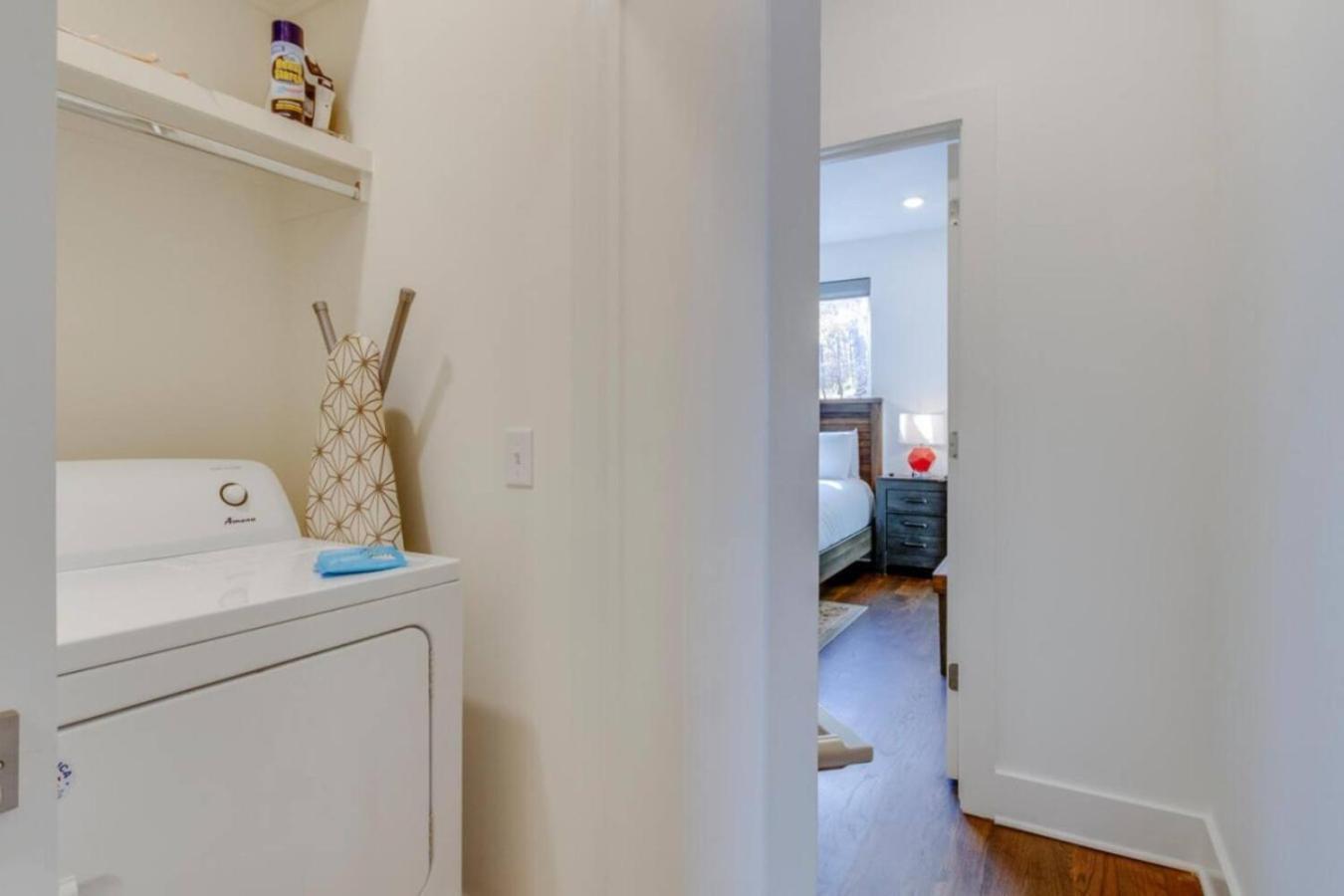 Sleek Large Retreat 9 Beds Modern Kitchen Holiday home Nashville