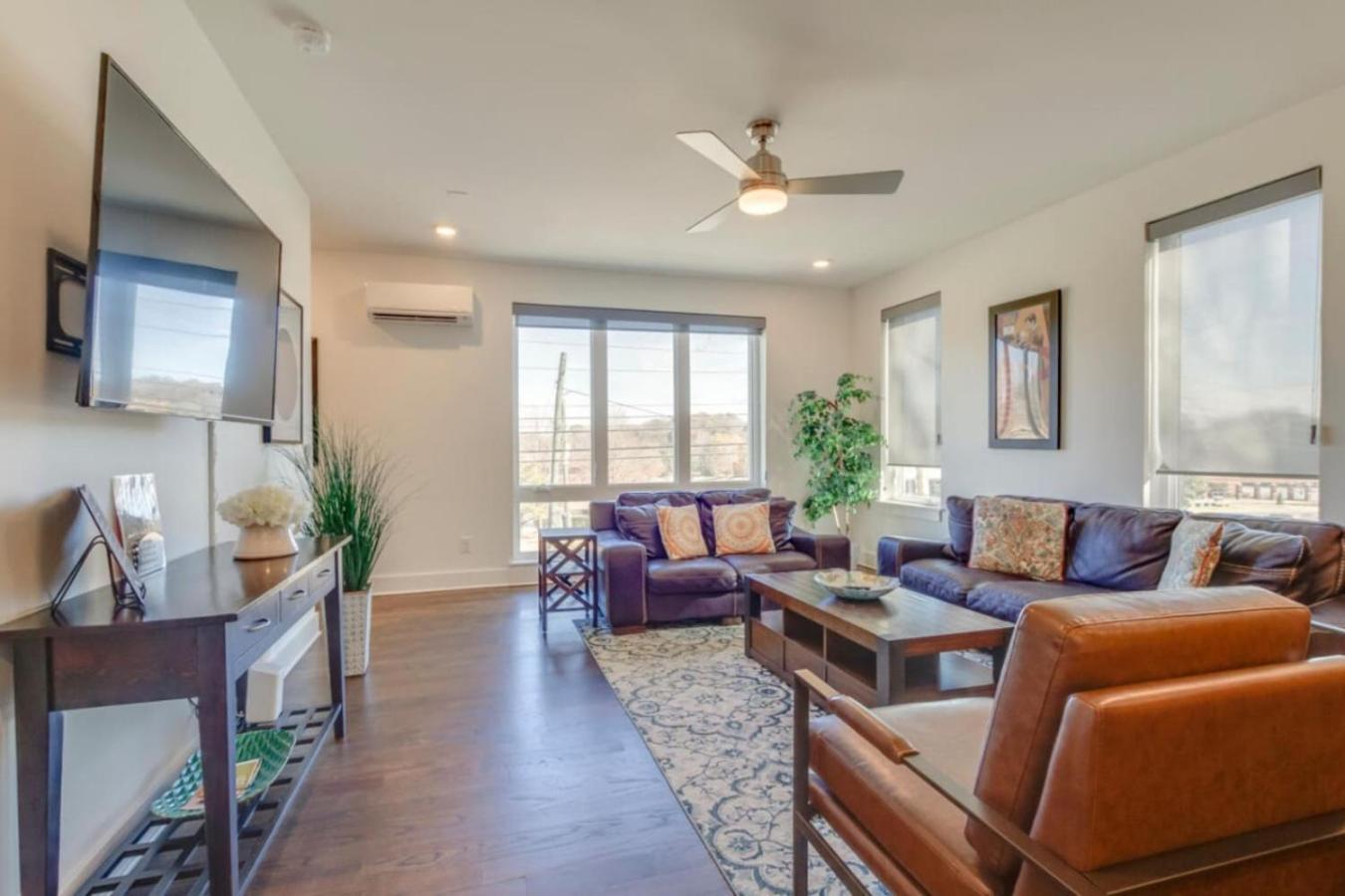 Sleek Large Retreat 9 Beds Modern Kitchen