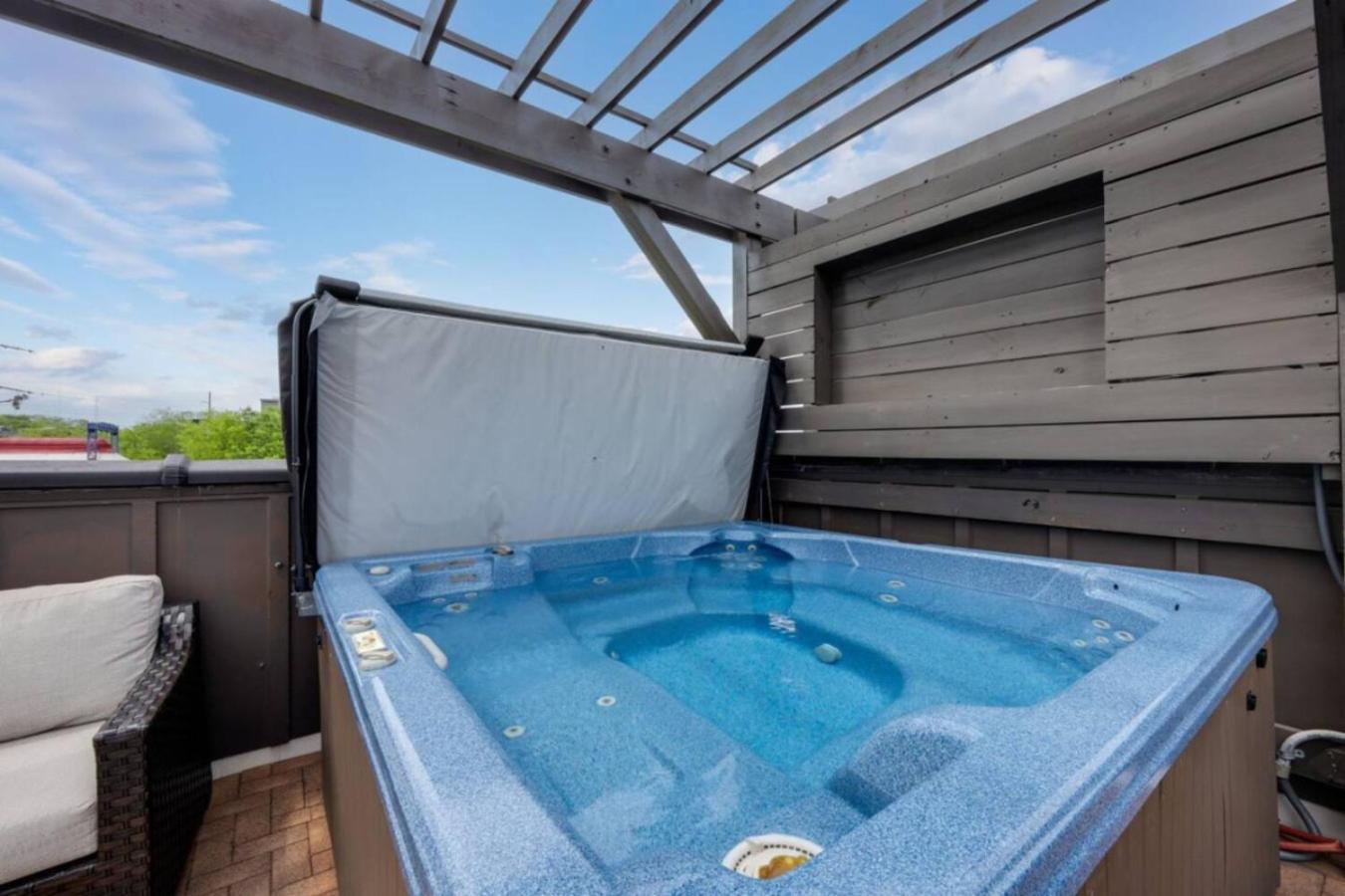 Red Radiance - Hot Tub - Dual Balconies Share Save *