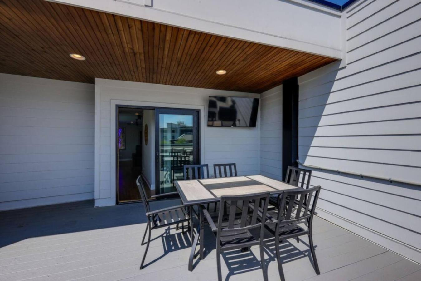 Luxe Rooftop Lounge With Views And Games Holiday home