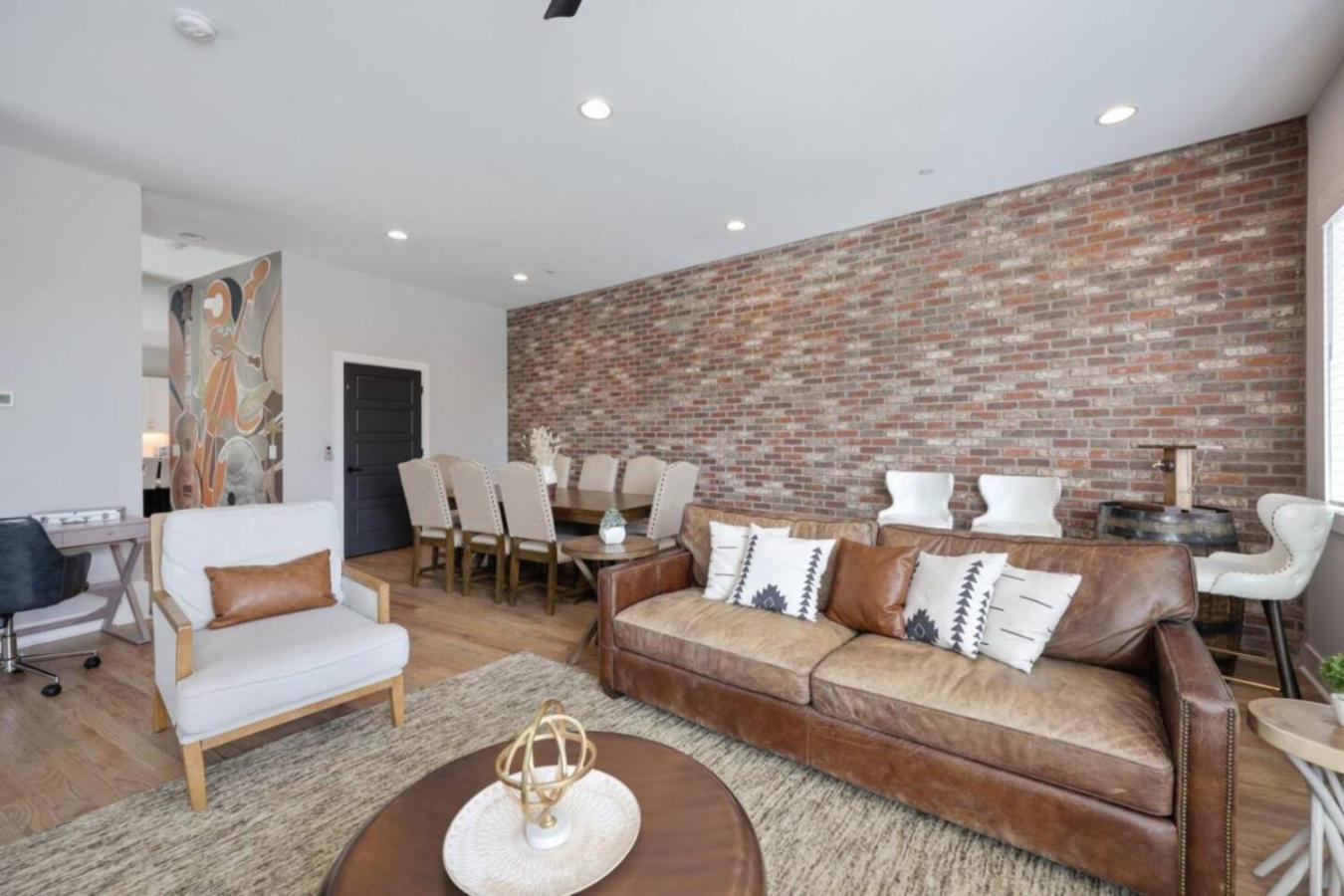 Luxe Rooftop Lounge With Views And Games Holiday home