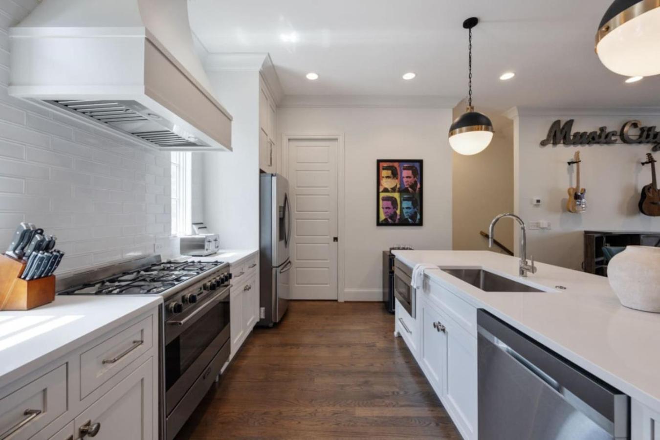 Weho Indie 3 Bedroom 3 Bath Just 1.3 Miles To Geodis