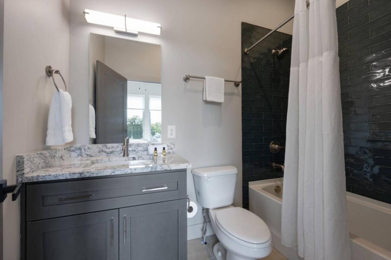 Holiday home Dolly And Denim 4 Bedroom 4.5 Bath With Spacious Rooftop *