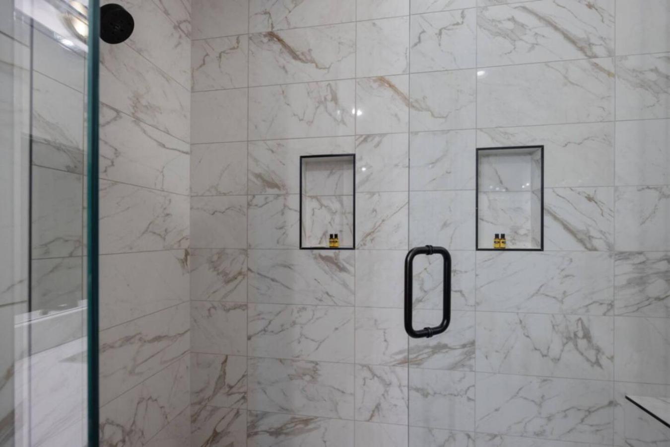 Dolly And Denim 4 Bedroom 4.5 Bath With Spacious Rooftop *