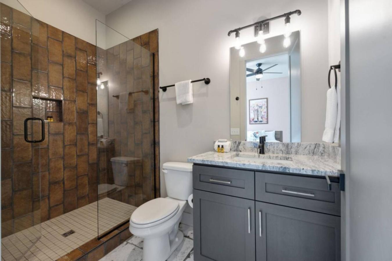 Dolly And Denim 4 Bedroom 4.5 Bath With Spacious Rooftop Holiday home