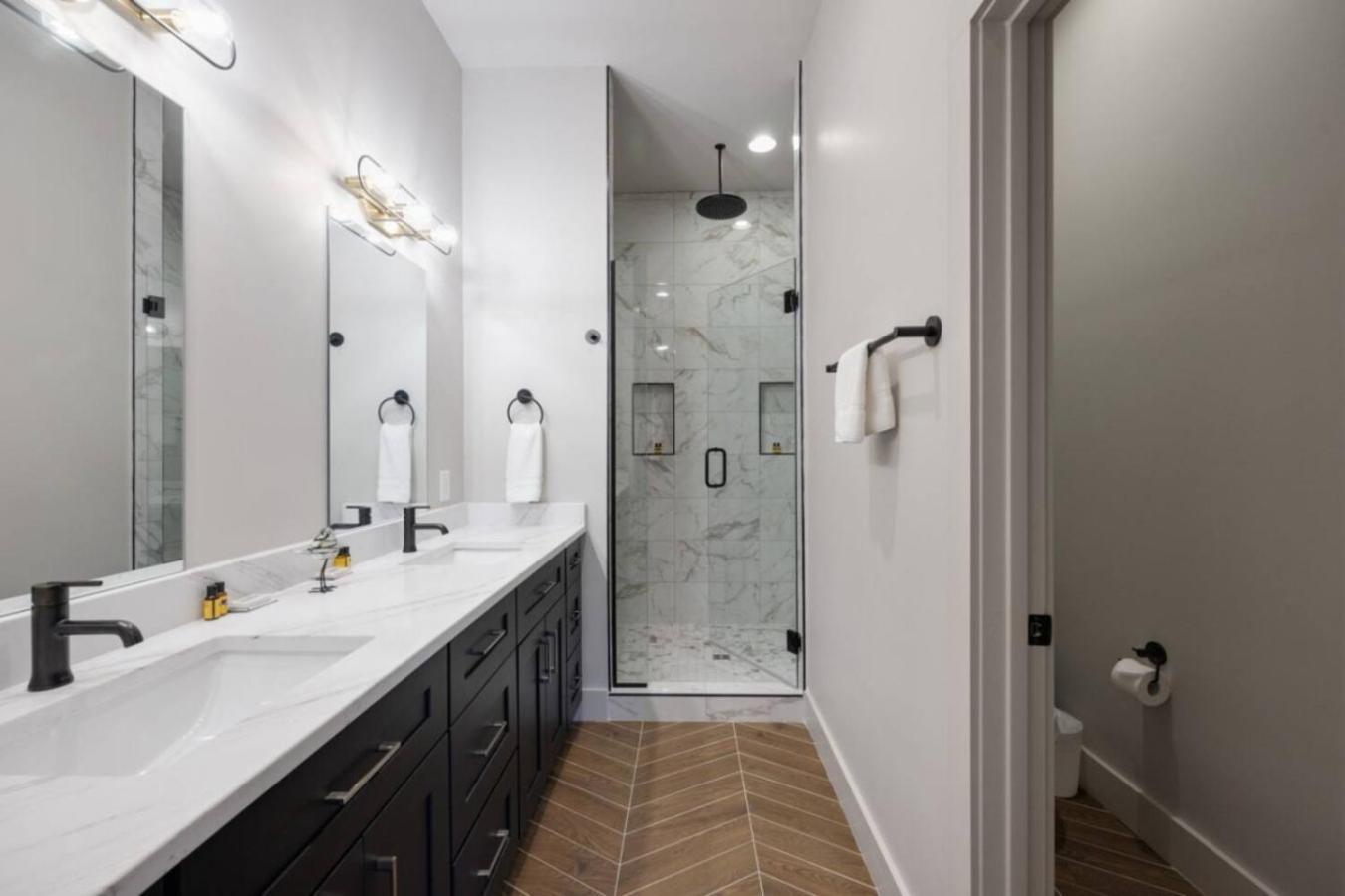 Dolly And Denim 4 Bedroom 4.5 Bath With Spacious Rooftop Holiday home *