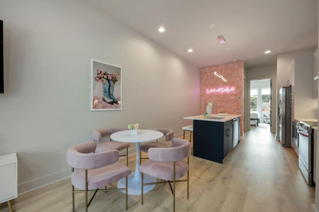 Dolly And Denim 4 Bedroom 4.5 Bath With Spacious Rooftop *