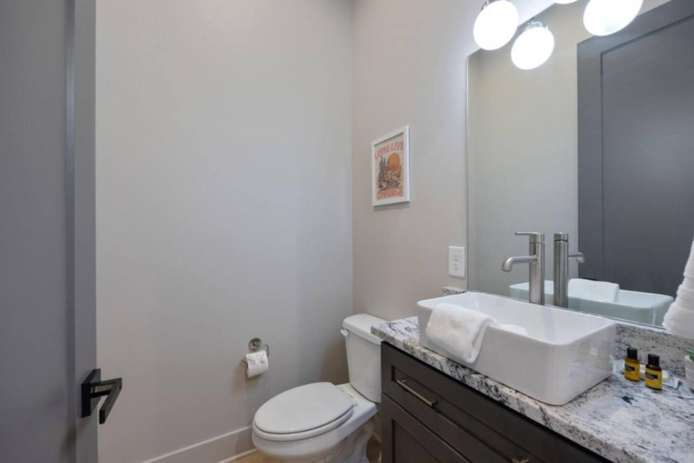 Dolly And Denim 4 Bedroom 4.5 Bath With Spacious Rooftop Holiday home