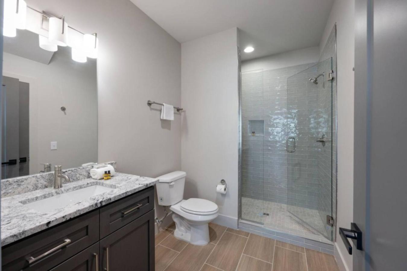 Dolly And Denim 4 Bedroom 4.5 Bath With Spacious Rooftop Holiday home *