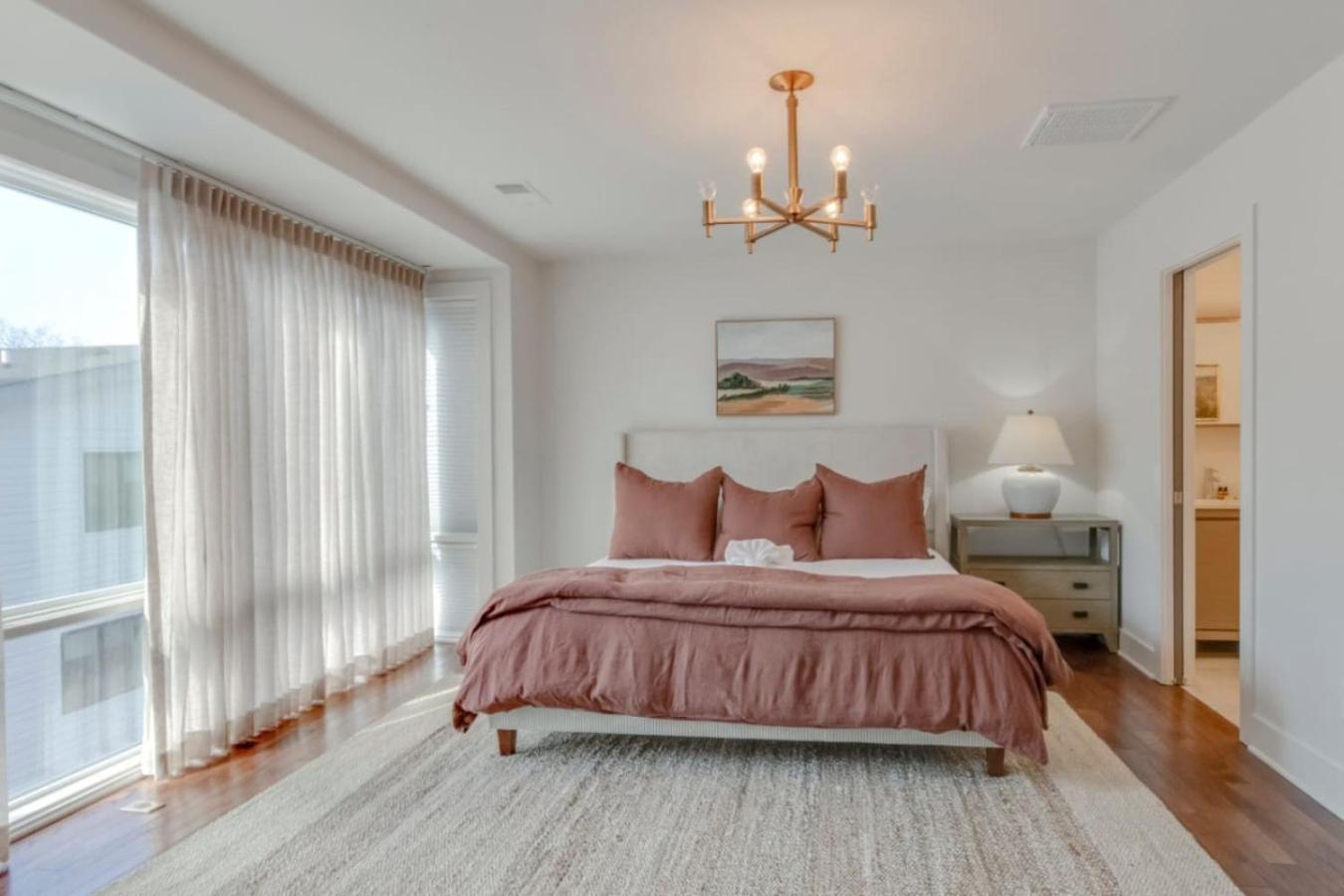 Modern 4 Bedroom 2.5 Bath Gorgeous Getaway * Nashville