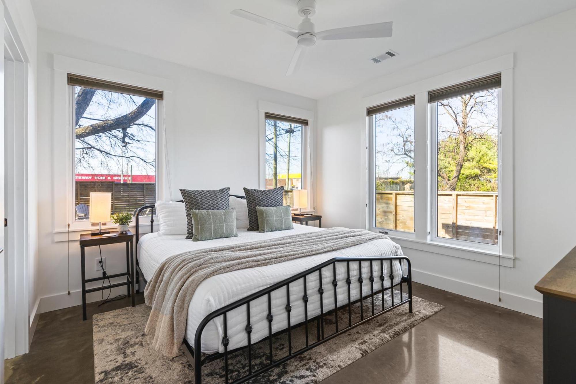 Walk To Restaurants Outdoor Patio With Grill And Fit Pit 1 Mile To Stadium And Downtown Nashville