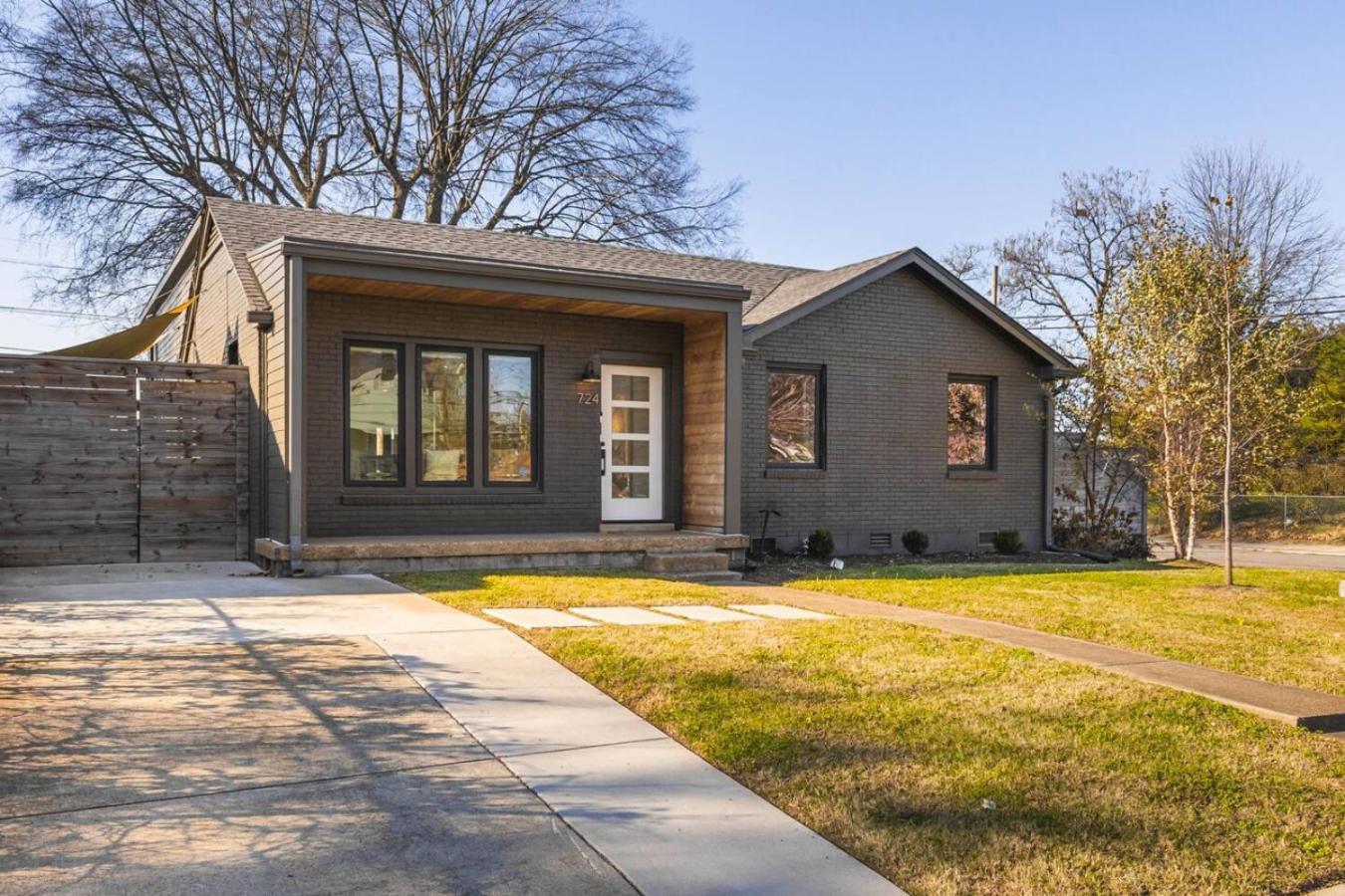 Holiday home Walk To Restaurants Outdoor Patio With Grill And Fit Pit 1 Mile To Stadium And Downtown Nashville
