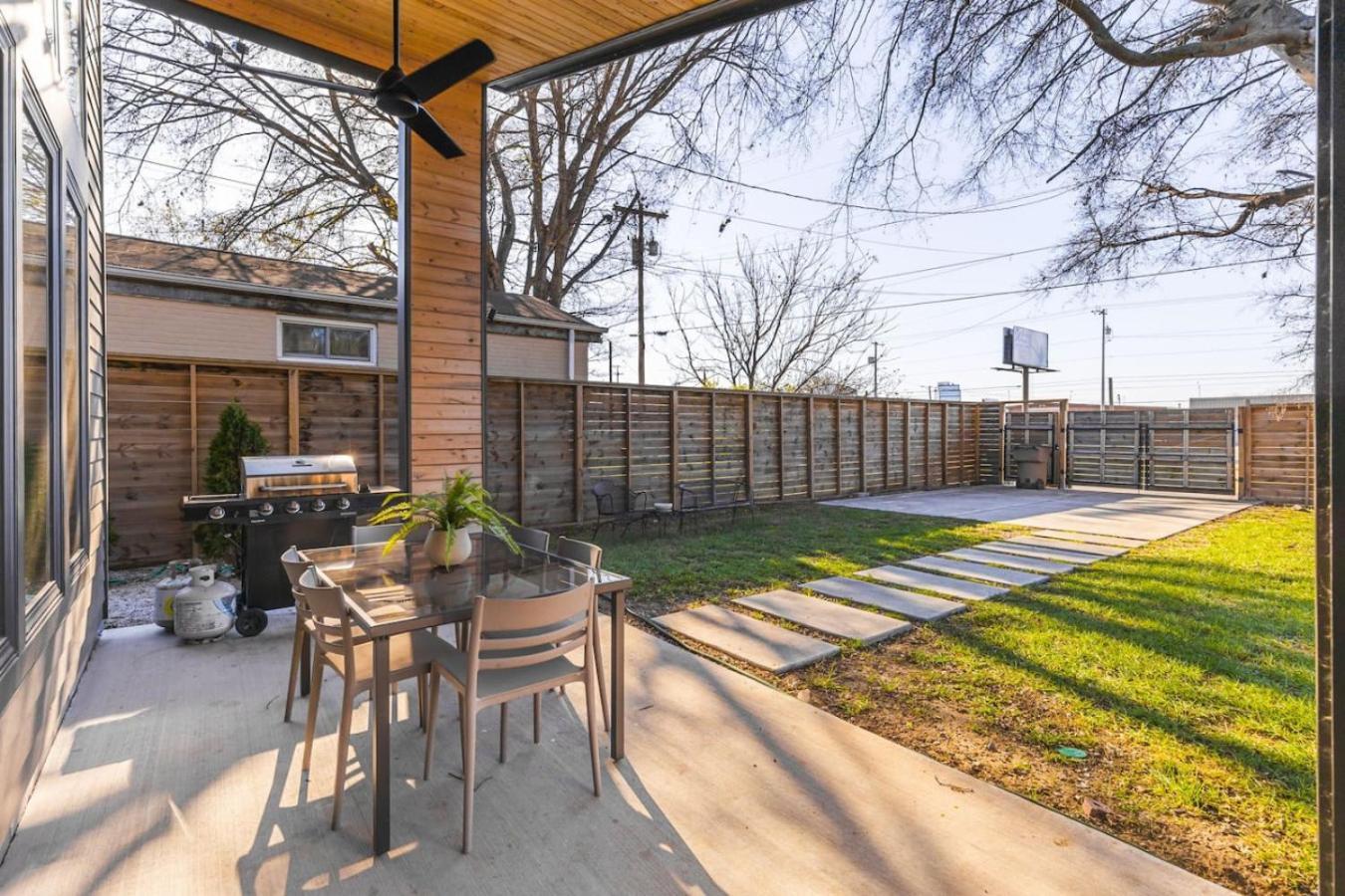 Holiday home Walk To Restaurants Outdoor Patio With Grill And Fit Pit 1 Mile To Stadium And Downtown