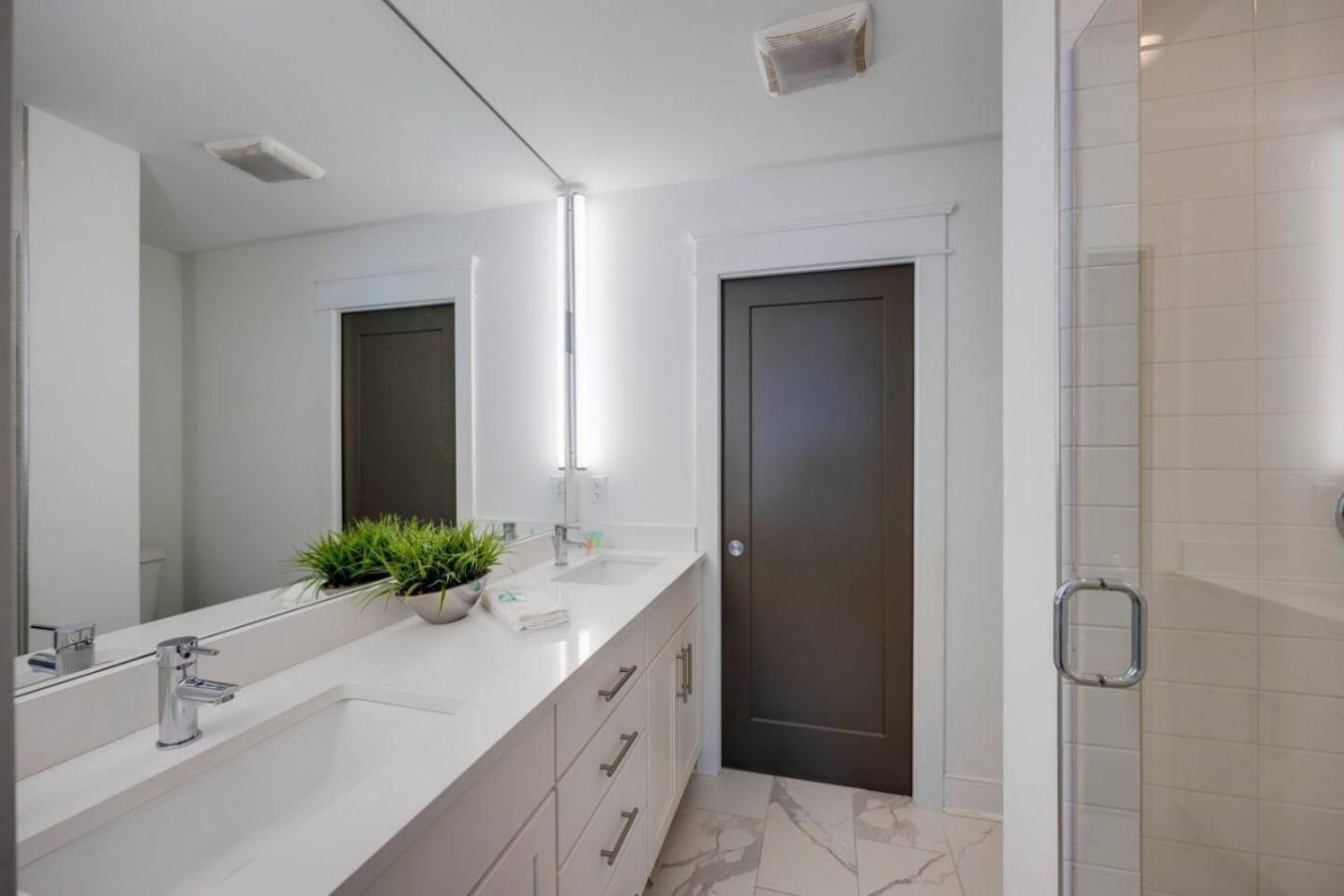 Holiday home Beautiful Townhomes 2 Units With Outdoor Patios *