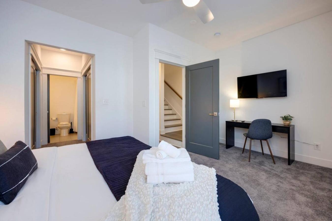Beautiful Townhomes 2 Units With Outdoor Patios *