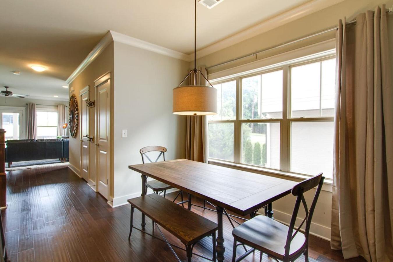 Downtown Dream Extra Bedding Minutes To Broadway Holiday home