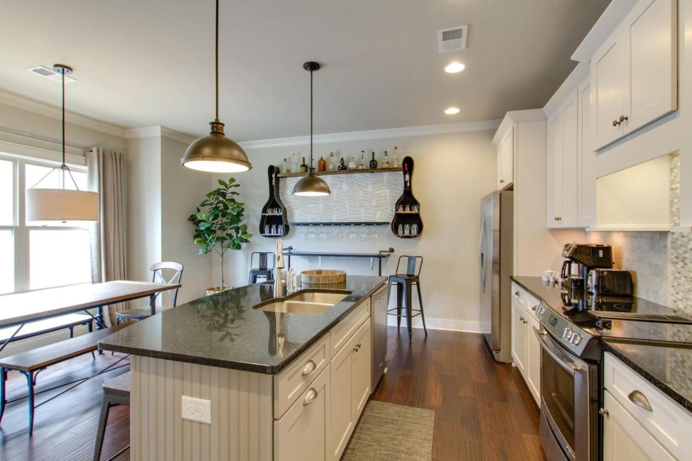 Downtown Dream Extra Bedding Minutes To Broadway Holiday home Nashville