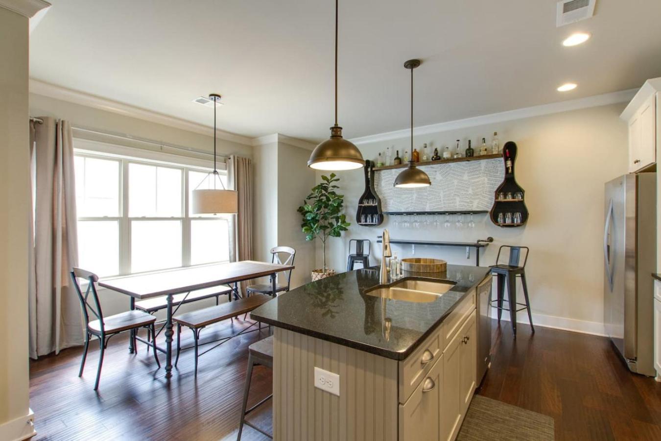 Downtown Dream Extra Bedding Minutes To Broadway Holiday home Nashville