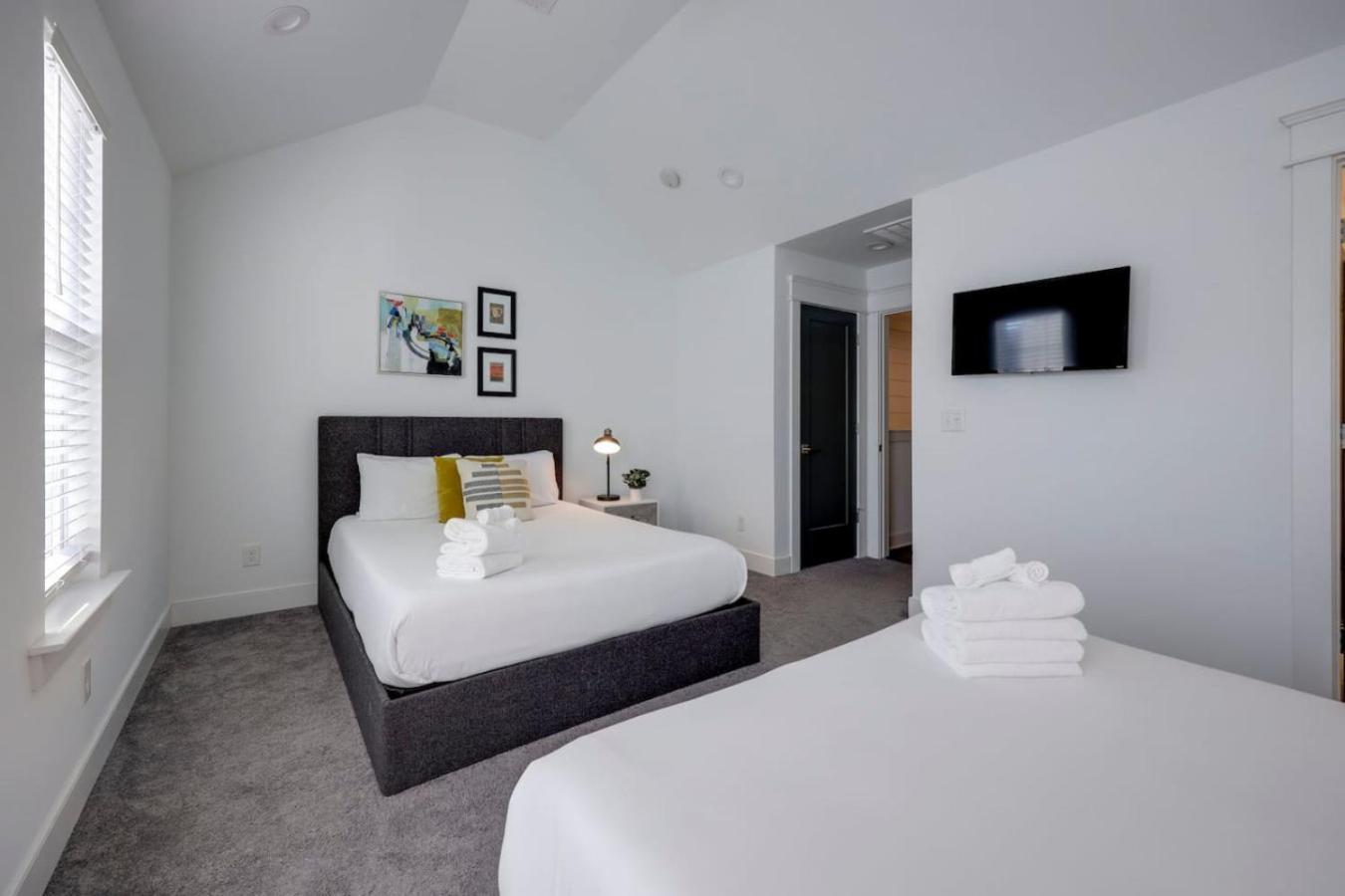 Double Townhomes Elegant Design Big Groups *