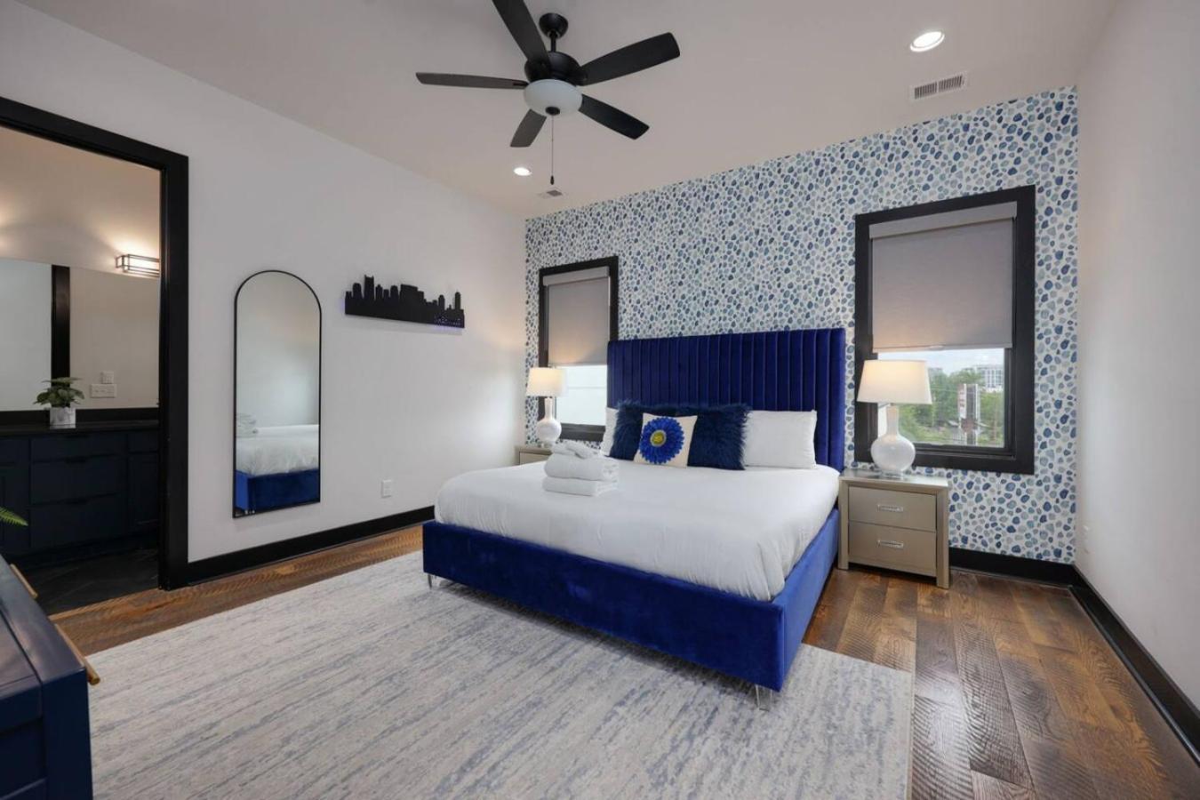 Holiday home Two Townhomes Blue Dreams And Rustic Elegance
