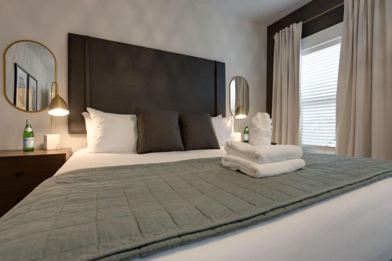 Holiday home Premier Townhome East Minutes Downtown *