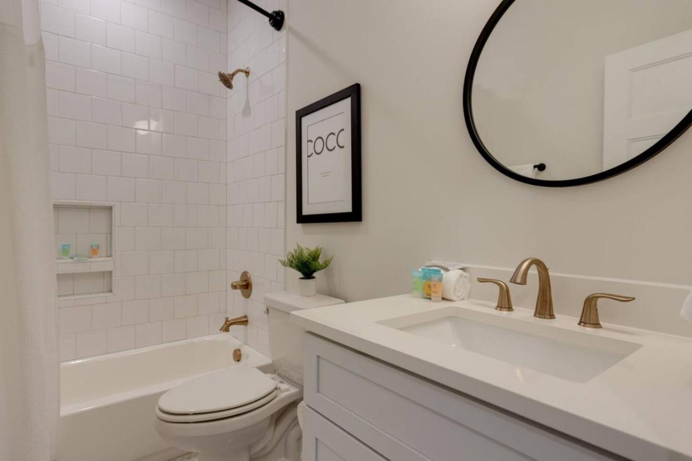 Premier Townhome East Minutes Downtown Holiday home