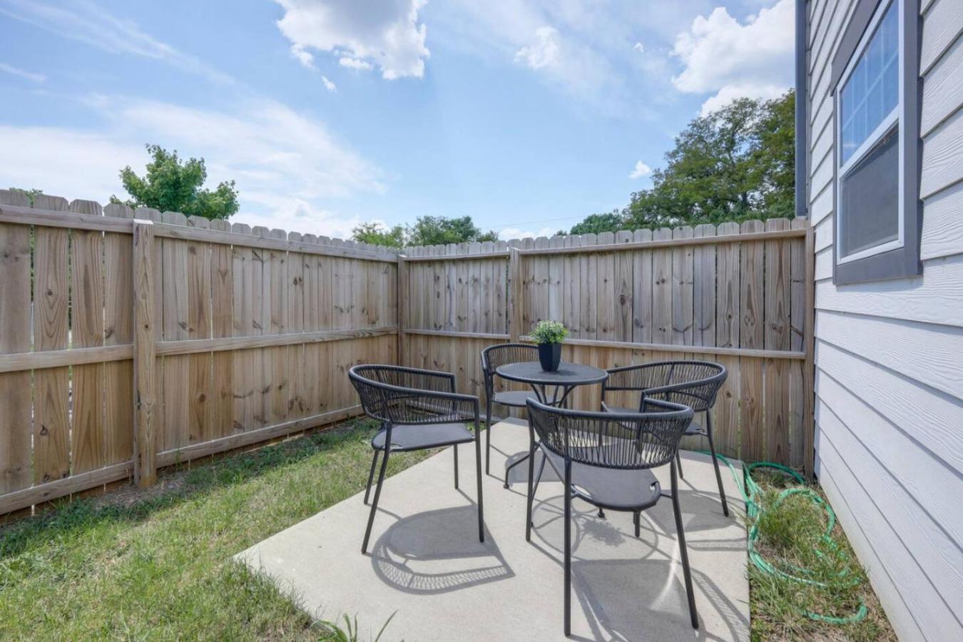 Two Spectacular Homes For Twenty Guests With Outdoor Patio *