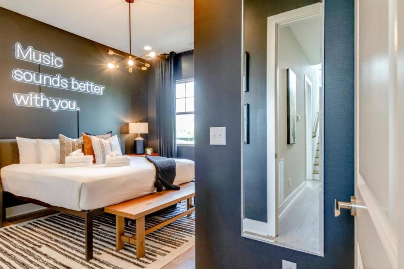 Holiday home Skyline Serenity Rooftop Patio With Ping Pong