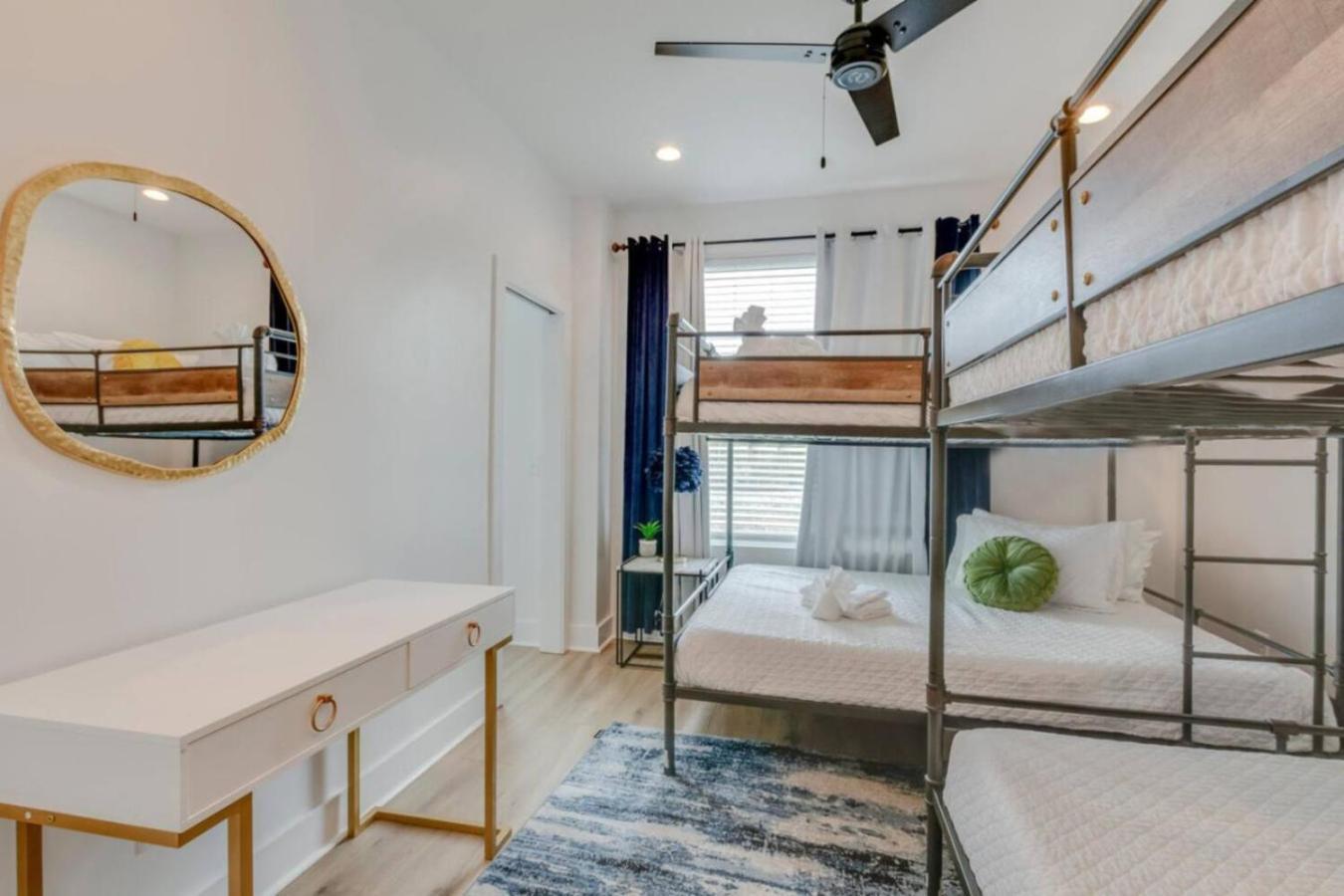 Holiday home 10 Mins To Broadway Rooftop Patio And Putting *