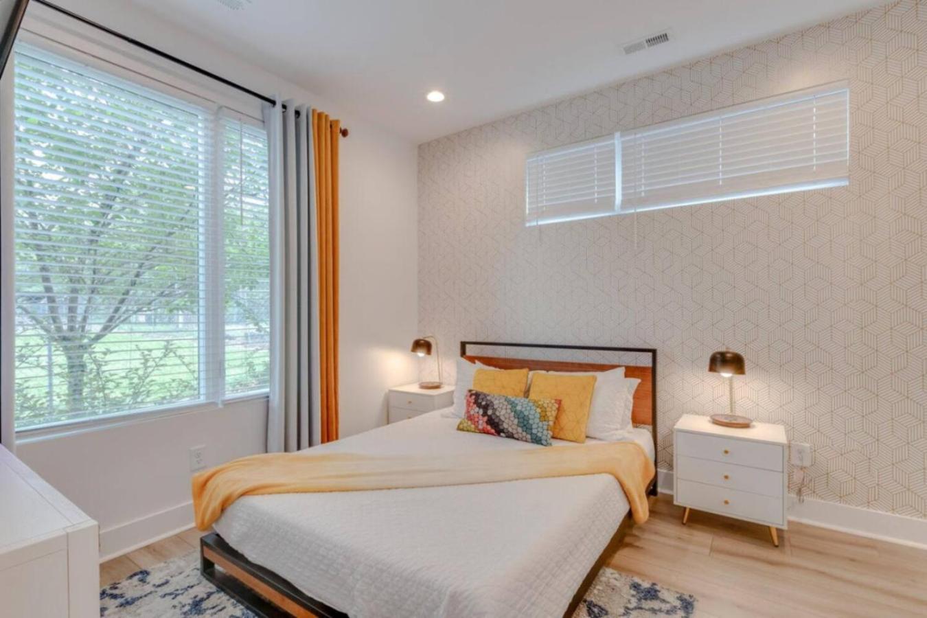 Holiday home 10 Mins To Broadway Rooftop Patio And Putting