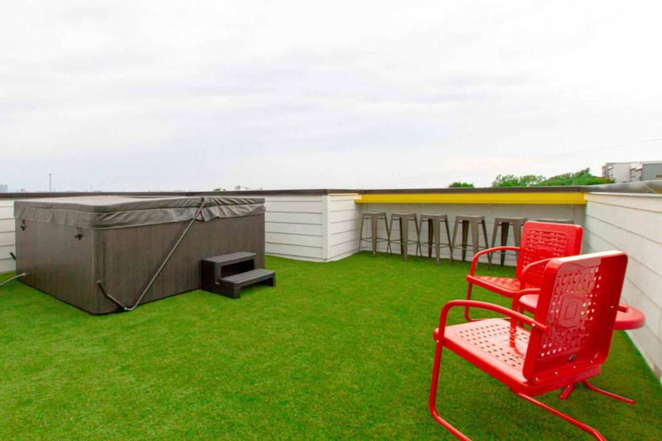 Holiday home The Ultimate Hip-hop Haven With Rooftop Patio