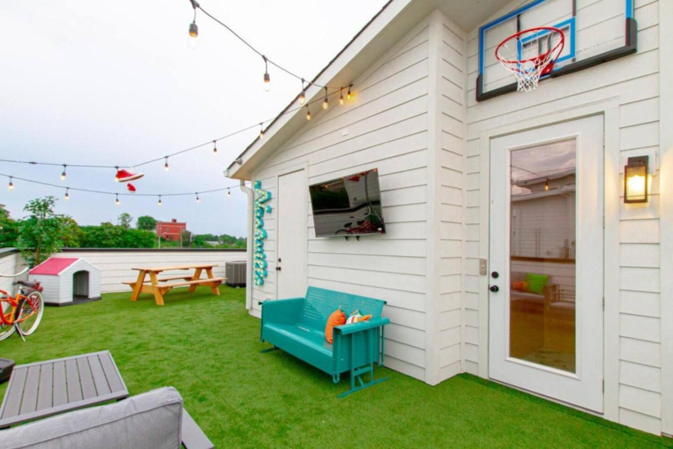 Holiday home The Ultimate Hip-hop Haven With Rooftop Patio *
