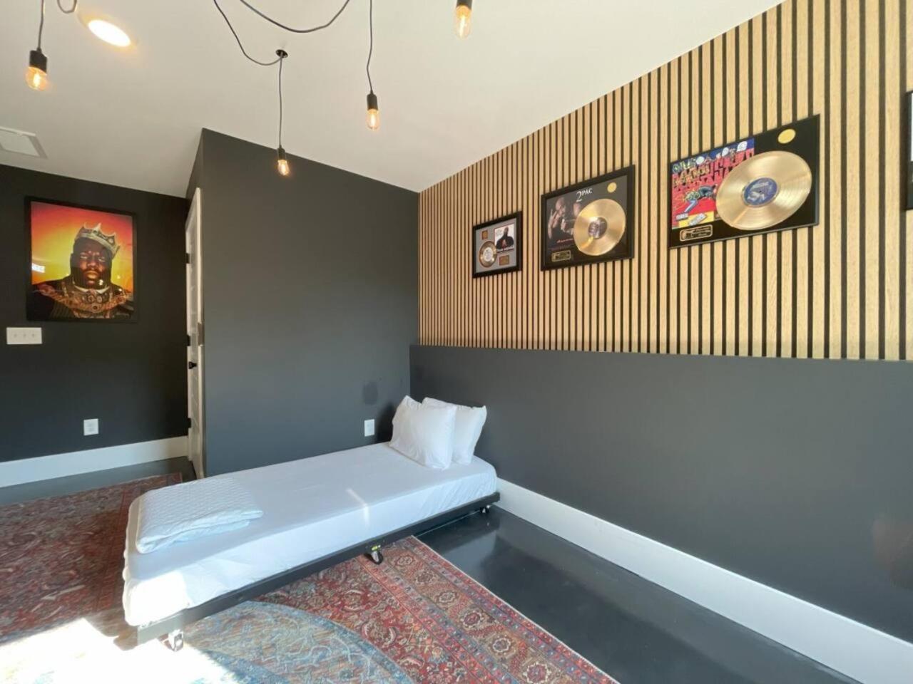 Holiday home The Ultimate Hip-hop Haven With Rooftop Patio *