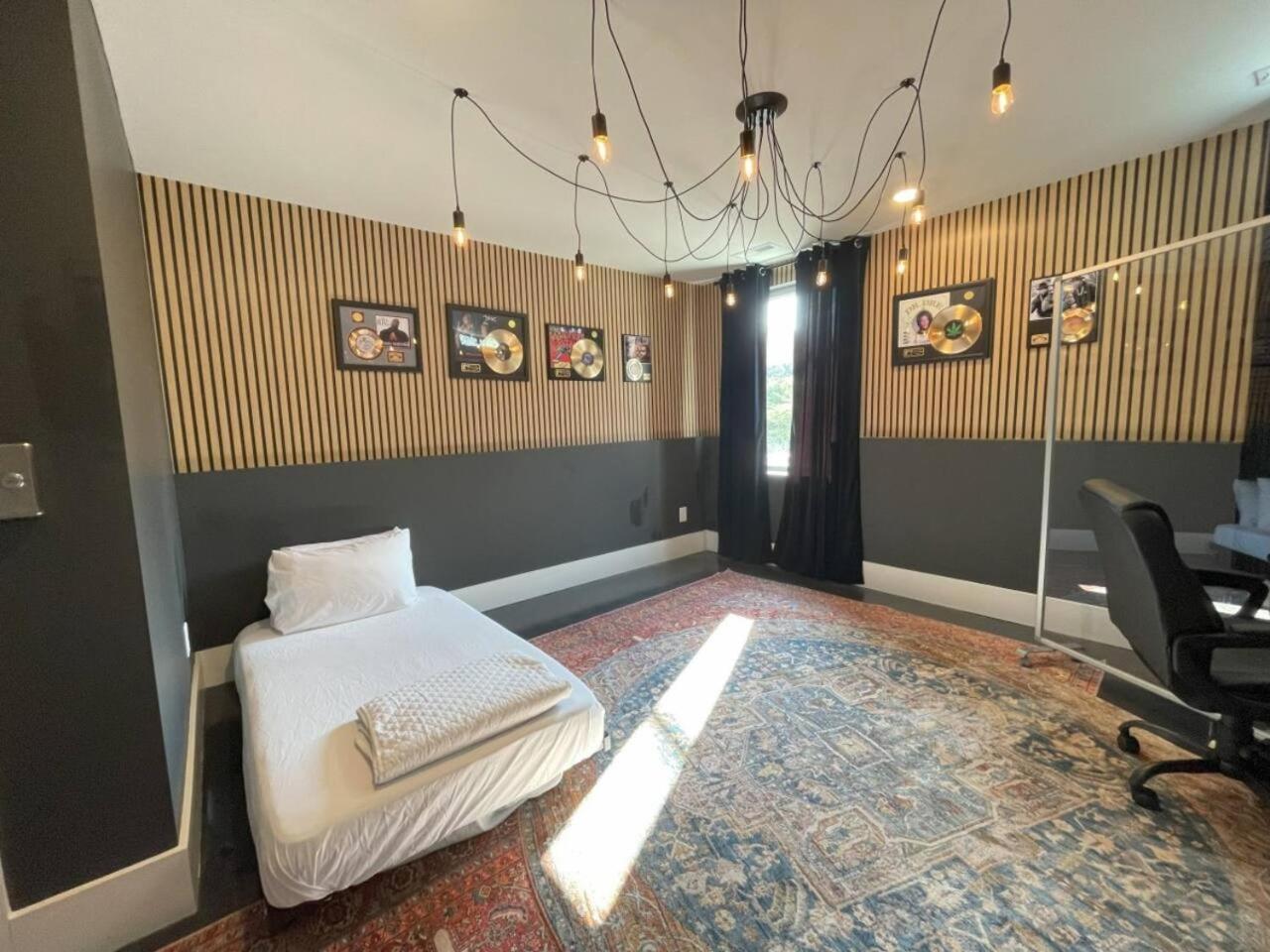 Holiday home The Ultimate Hip-hop Haven With Rooftop Patio