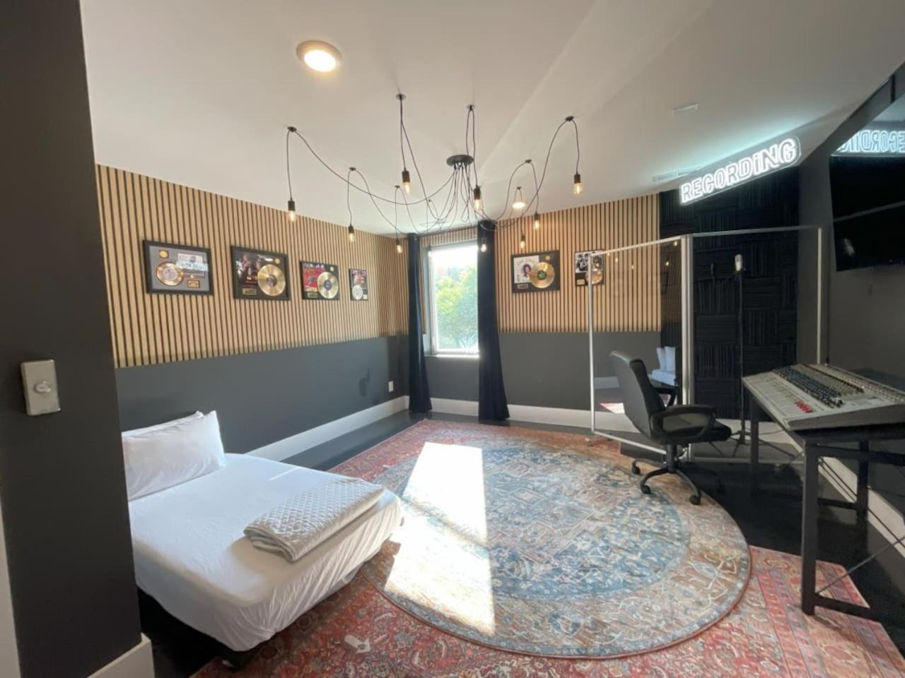 The Ultimate Hip-hop Haven With Rooftop Patio * Nashville