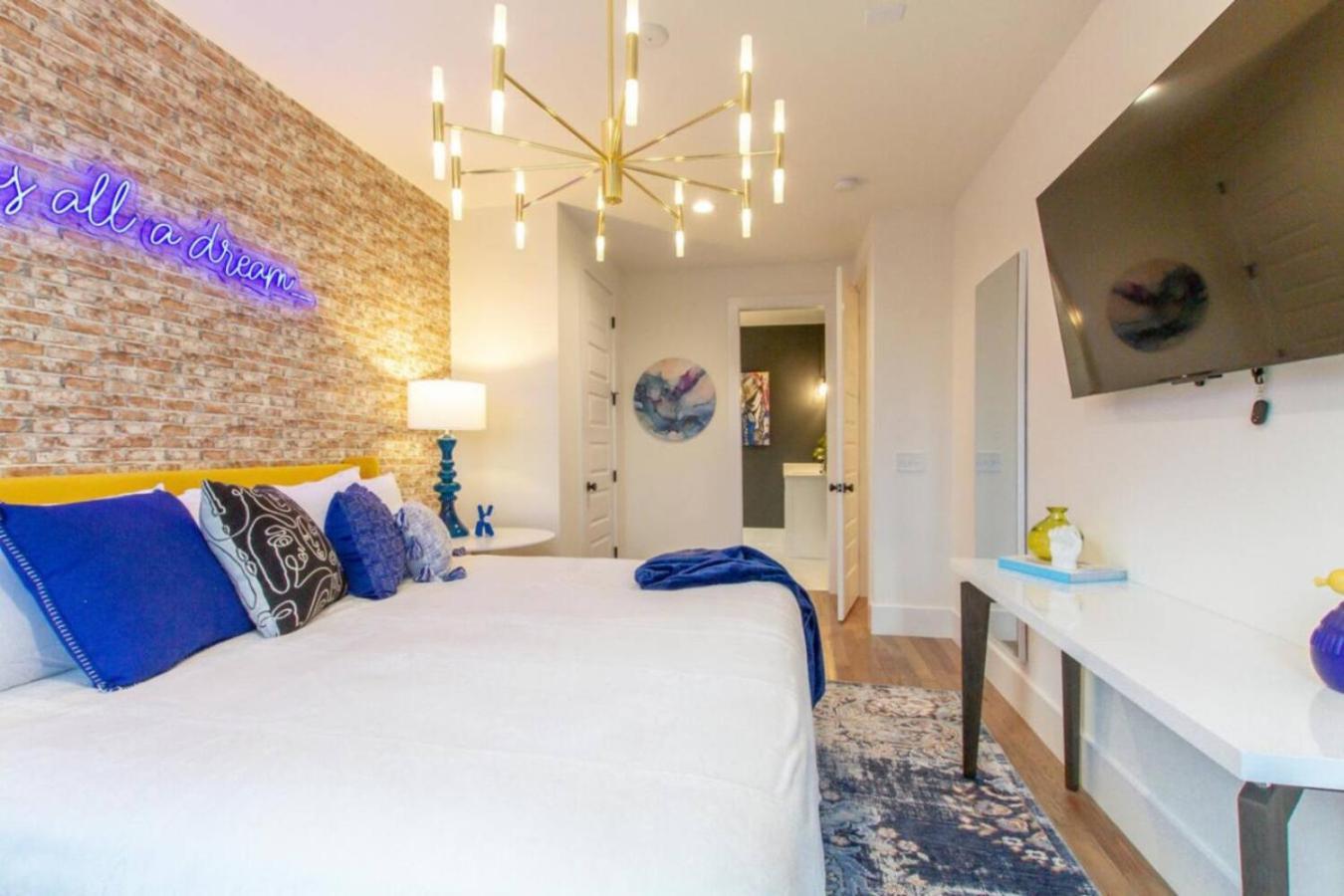 The Ultimate Hip-hop Haven With Rooftop Patio Holiday home