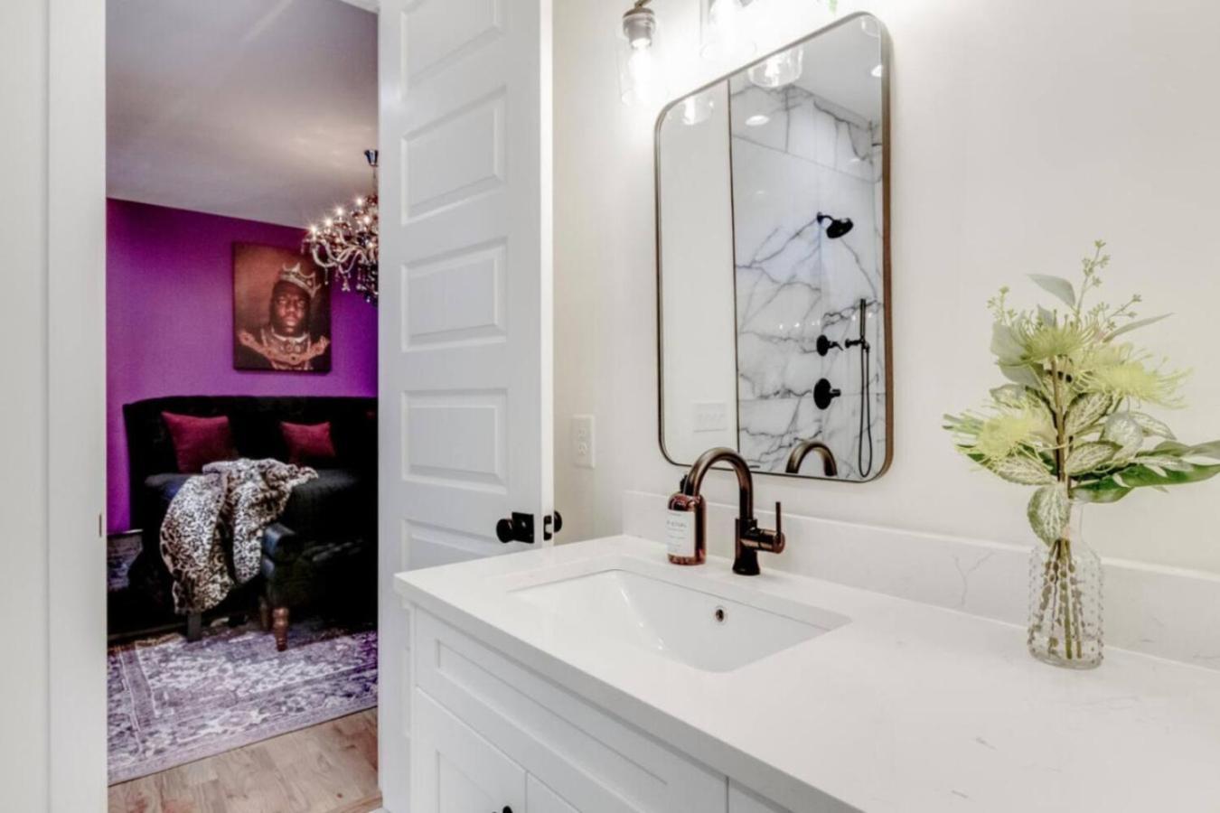 Holiday home The Ultimate Hip-hop Haven With Rooftop Patio *