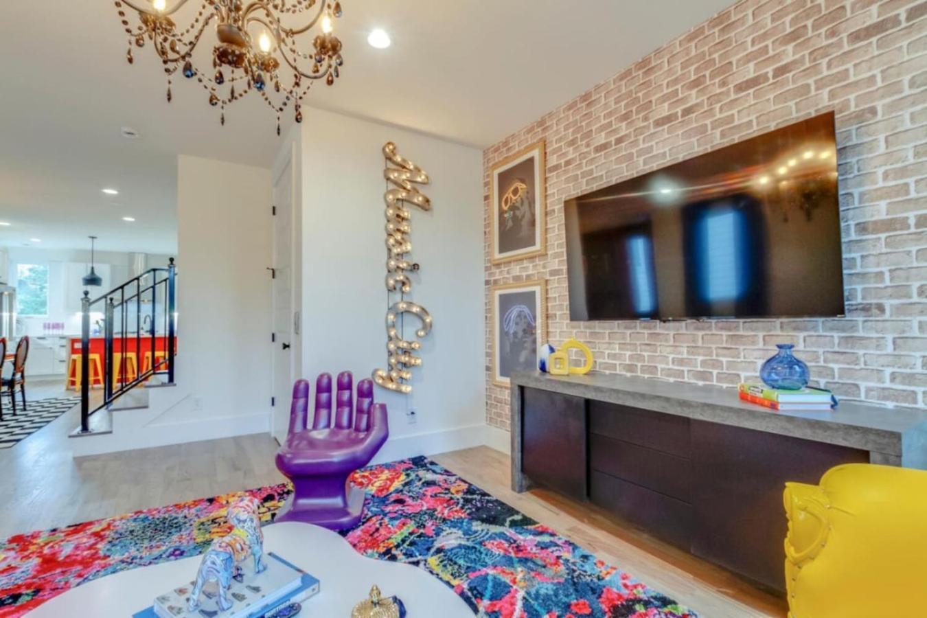 Holiday home The Ultimate Hip-hop Haven With Rooftop Patio *