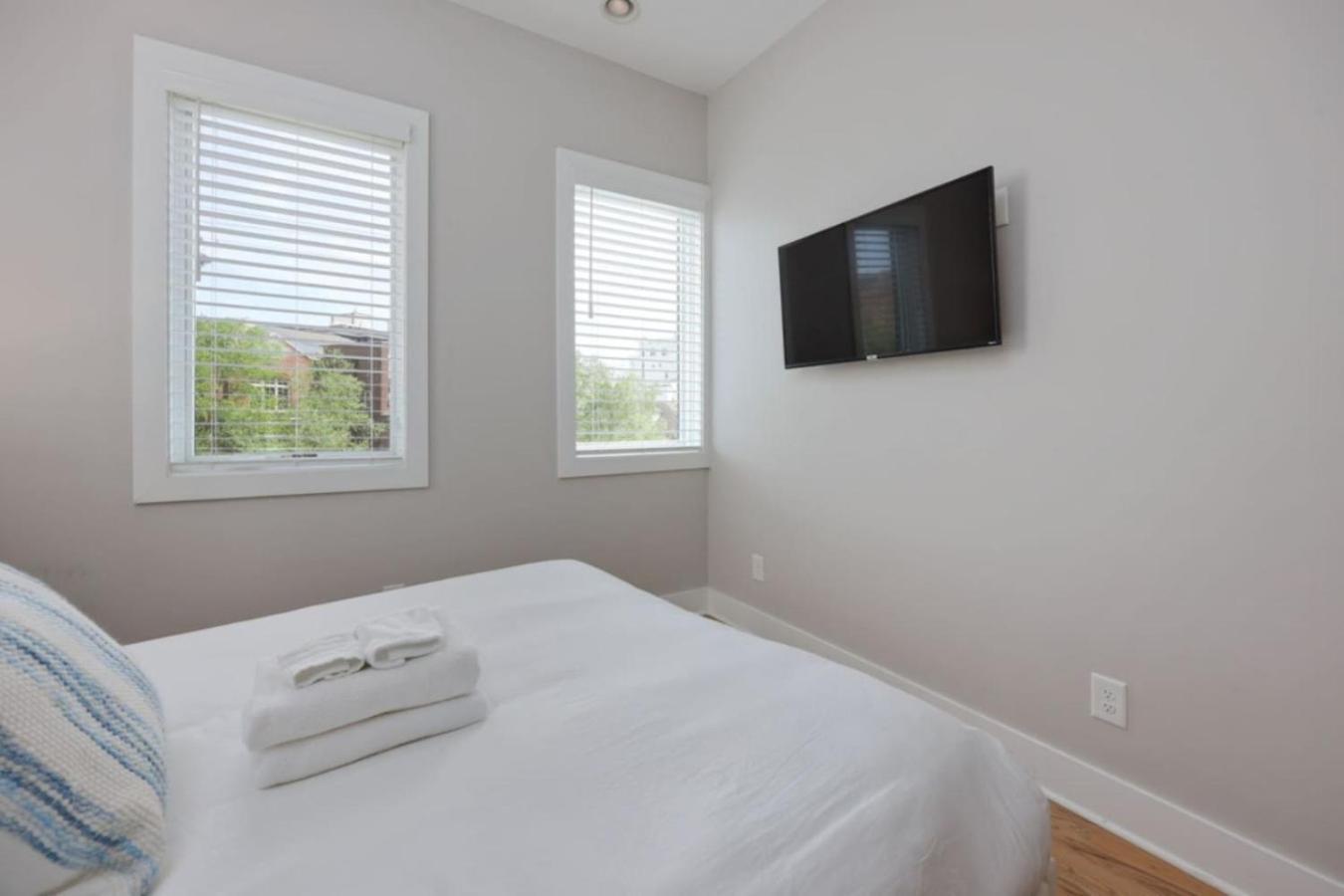 Metro Charm - Rooftop Lounge - Hot Tub Holiday home *